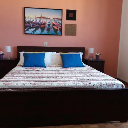 Near To Airport Guest-house בית הארחה